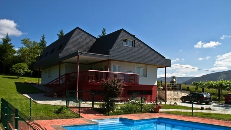 Casa y piscina · Belaustenea Landetxea