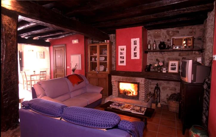 Salón con chimenea · Izpiliku