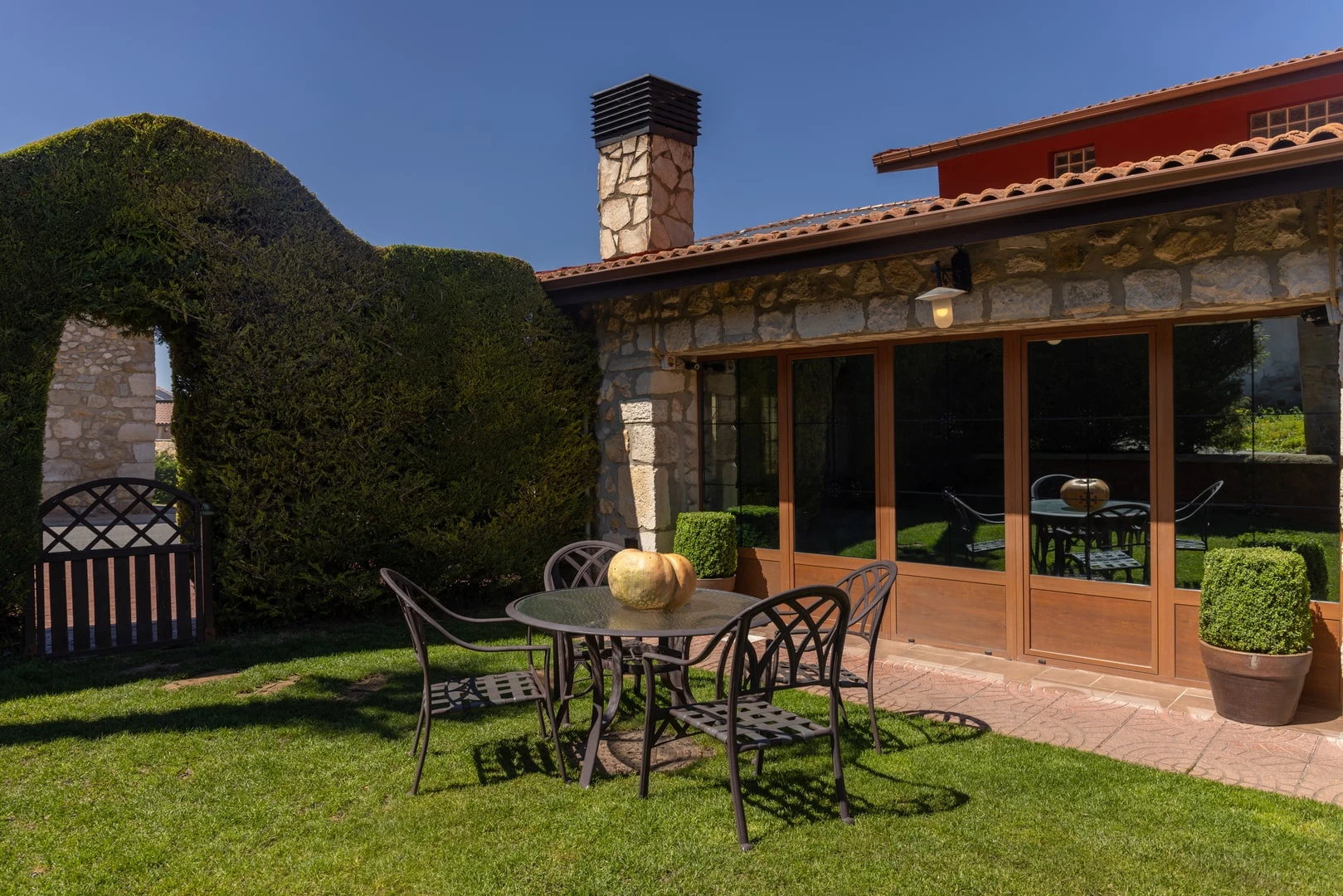 Jardín y terraza · Legaire Etxea