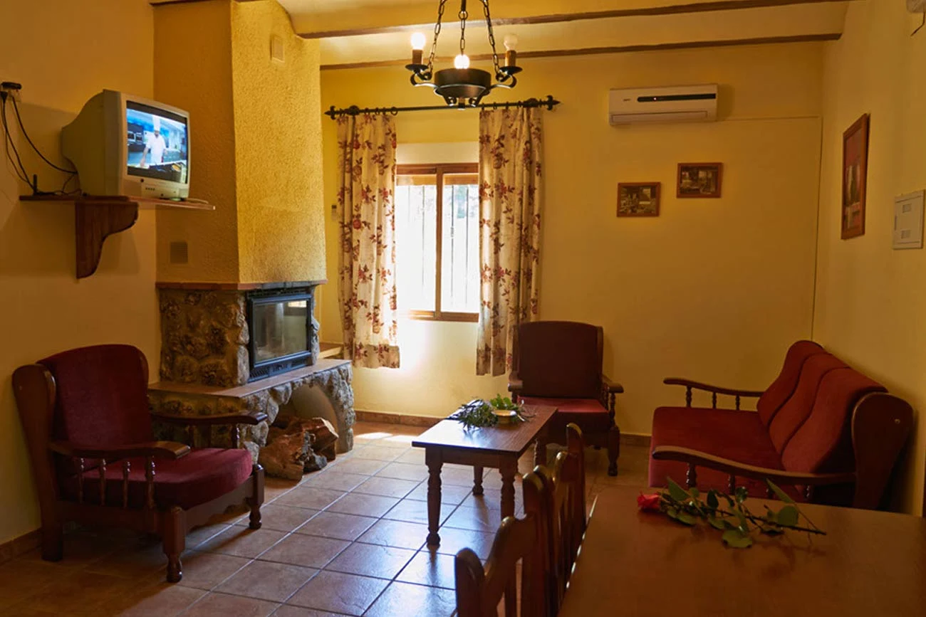 Salón con chimenea · Amable