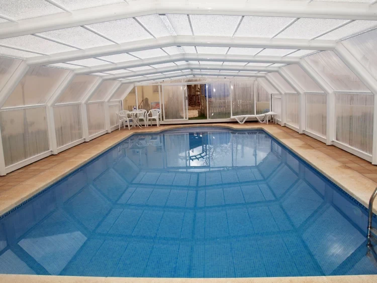 Piscina cubierta · Casas La Aldea
