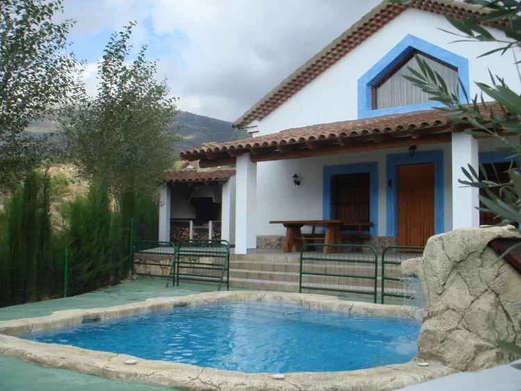 Fachada y piscina · El Olivar