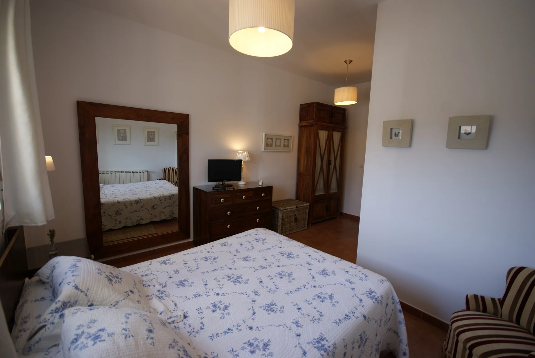 Dormitorio y mobiliario · Finca El Romeral