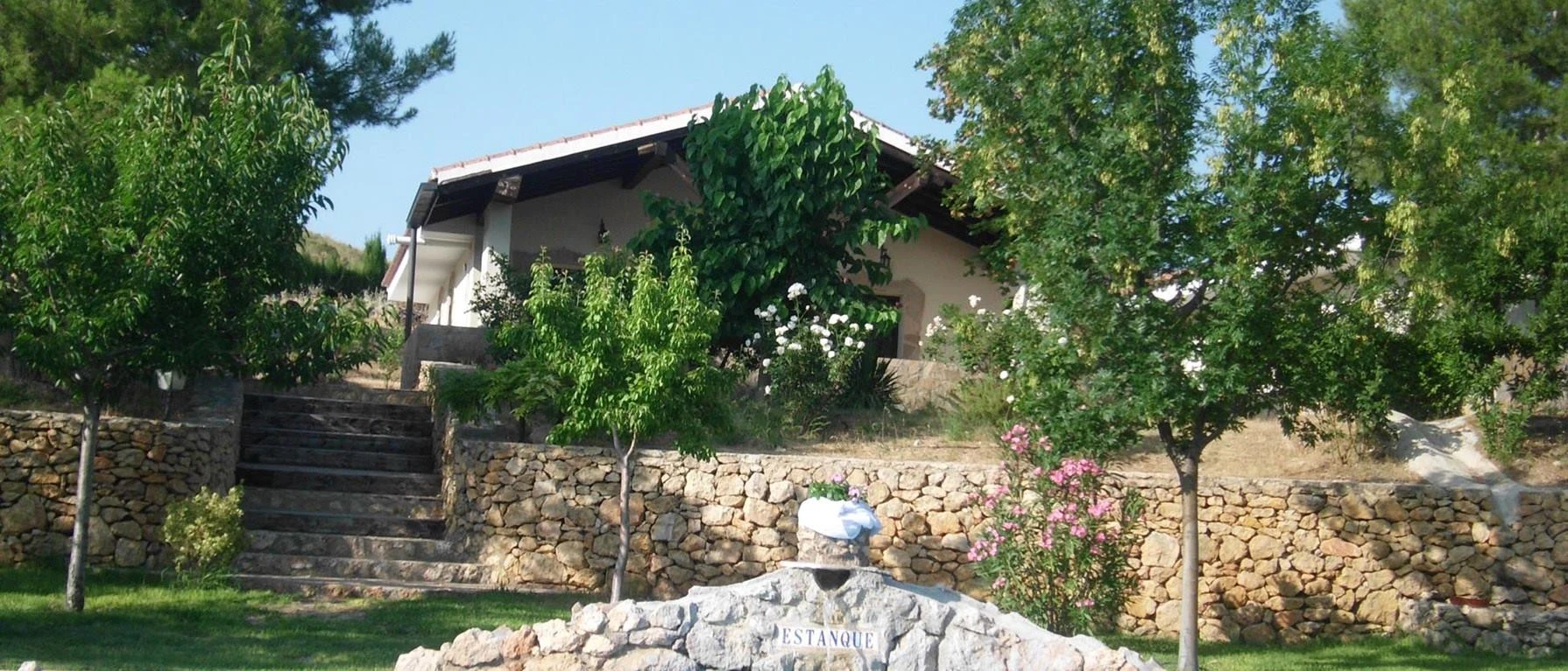 Casa rural junto al estanque · La Alberquilla