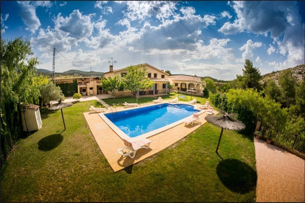 Piscina y jardín · Los Cerezos