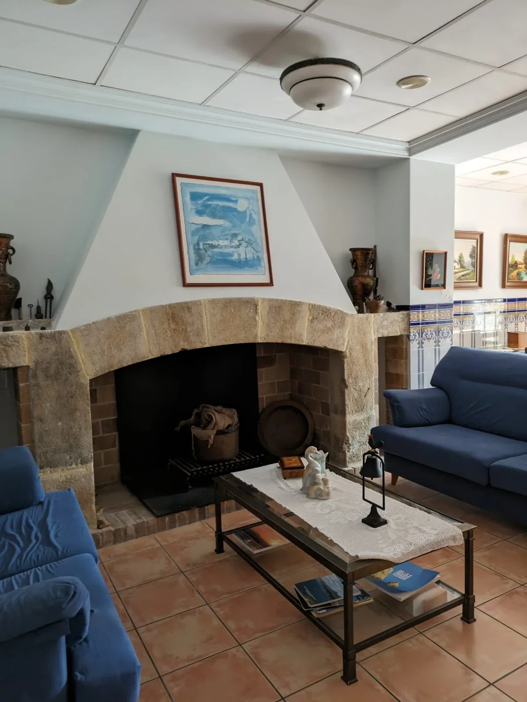 Salón con chimenea · Casa Rosa