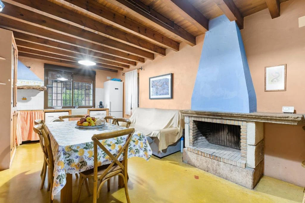 Salón con chimenea · La Carrasca