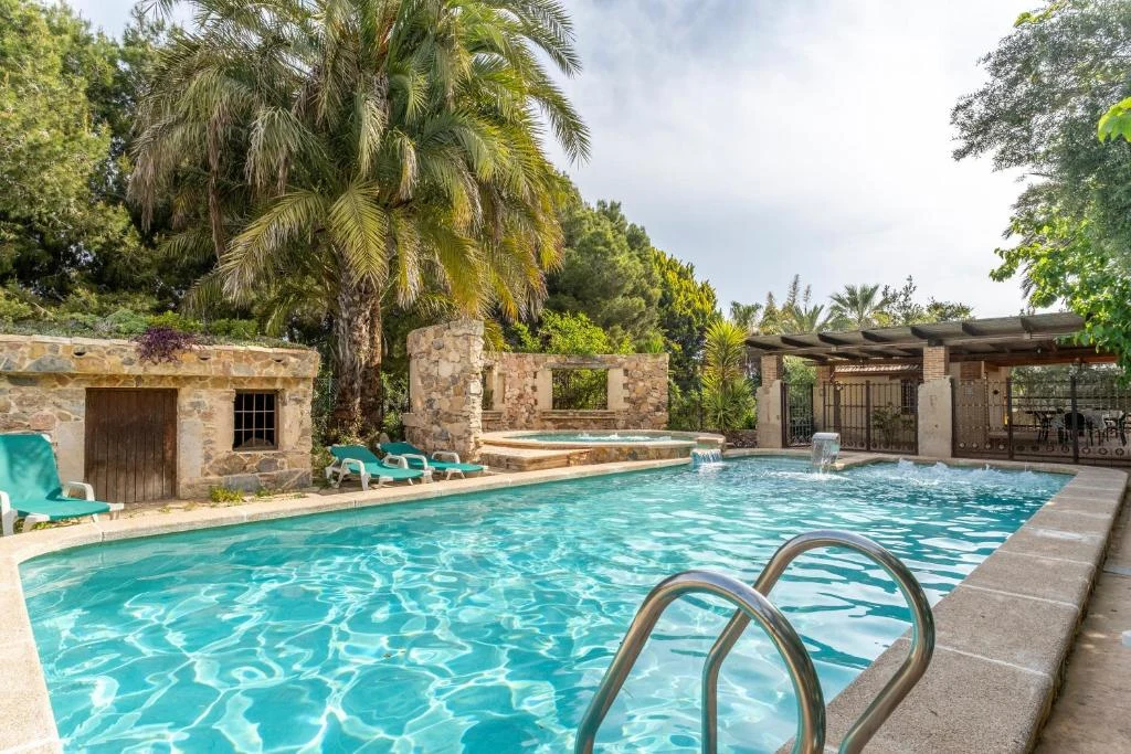 Piscina y jardín · La Carrasca