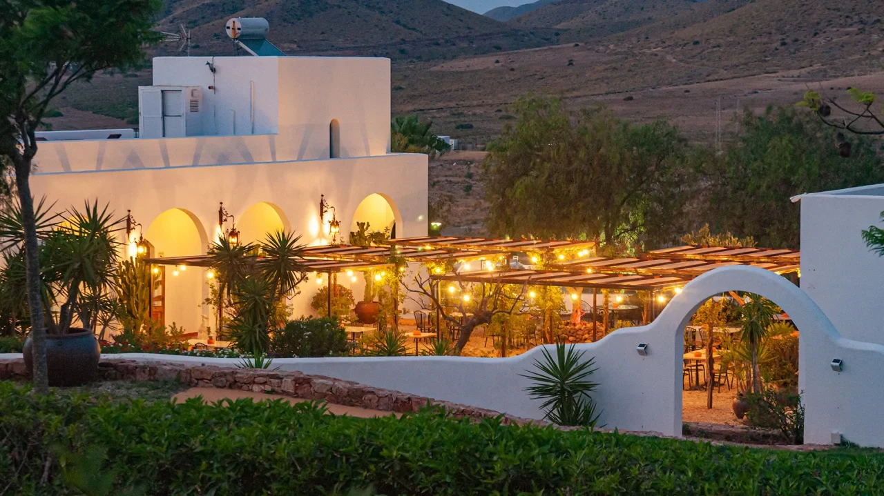 Fachada al anochecer · Finca Maltés San José