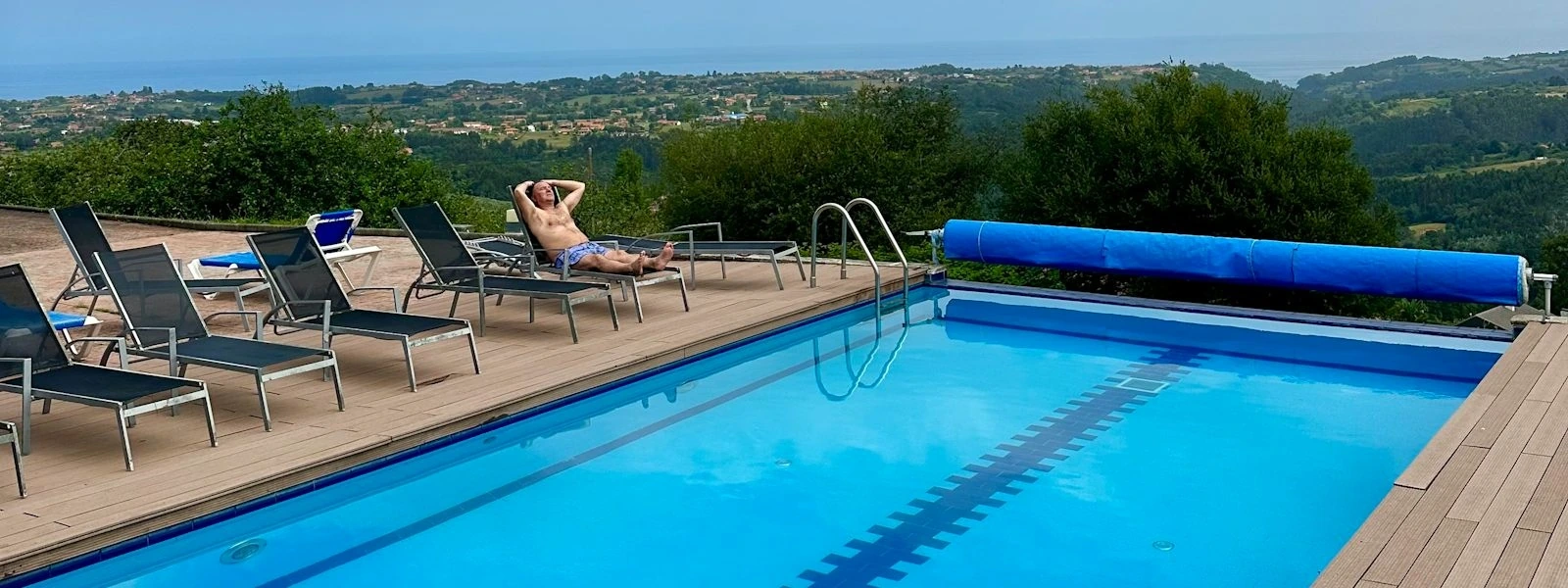 Piscina de Laboz · Aptos. Turístico Rurales La Boz
