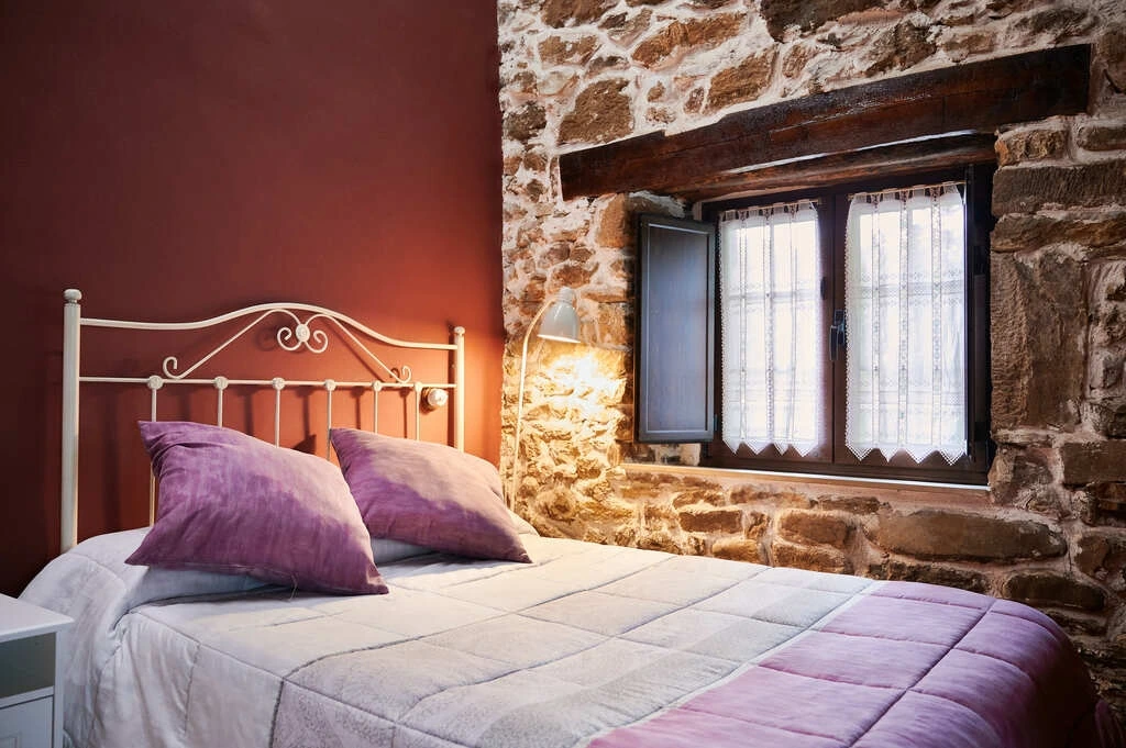 Habitación con cama de matrimonio · Casa Madreselva