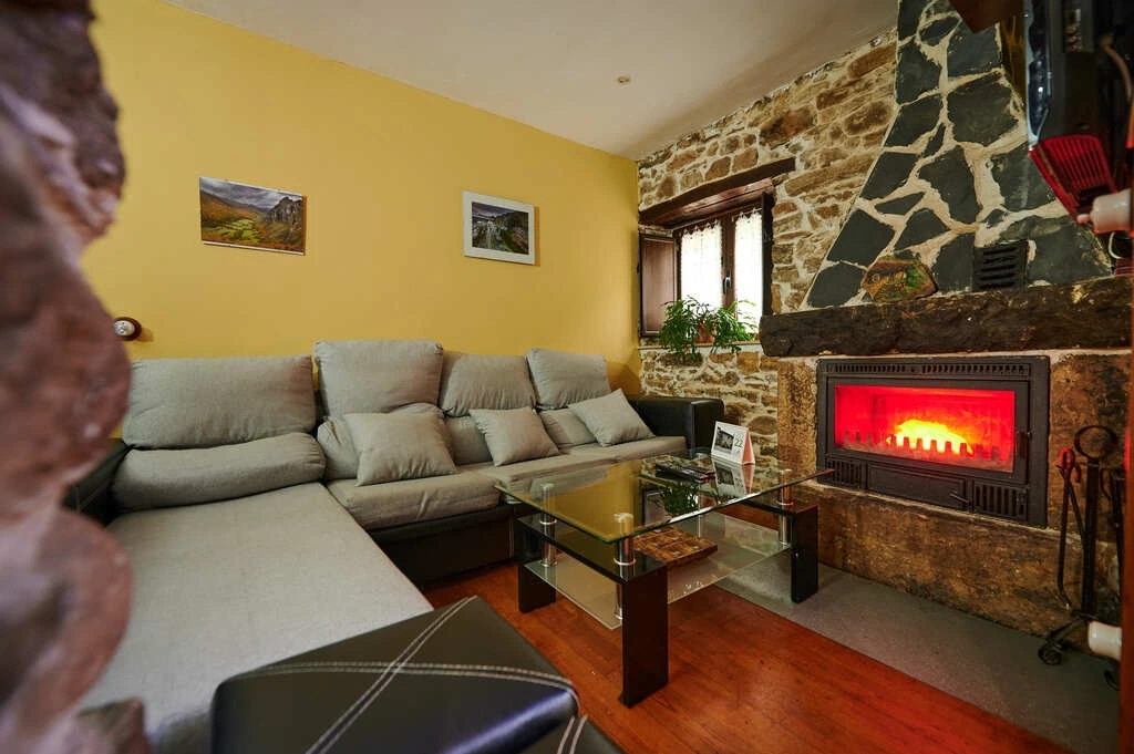 Salón con chimenea · Casa Madreselva