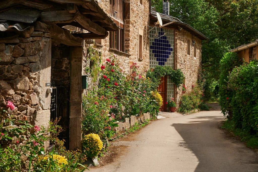 Acceso y jardín · Casa Madreselva