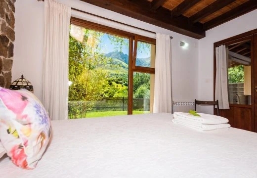 Dormitorio con vistas al jardín · Casa Jascal