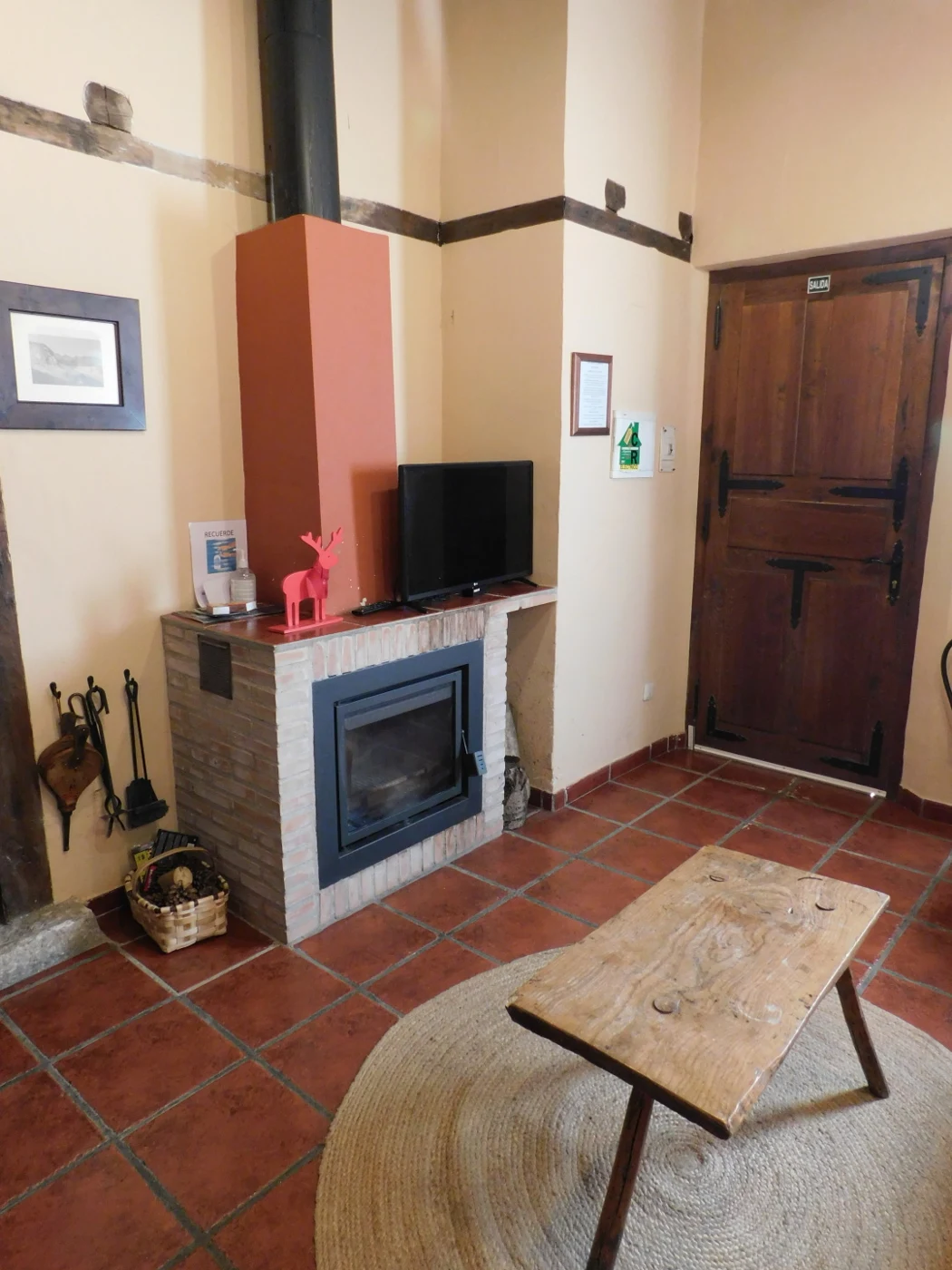 Salón con chimenea · Cimera y Brincalobitos