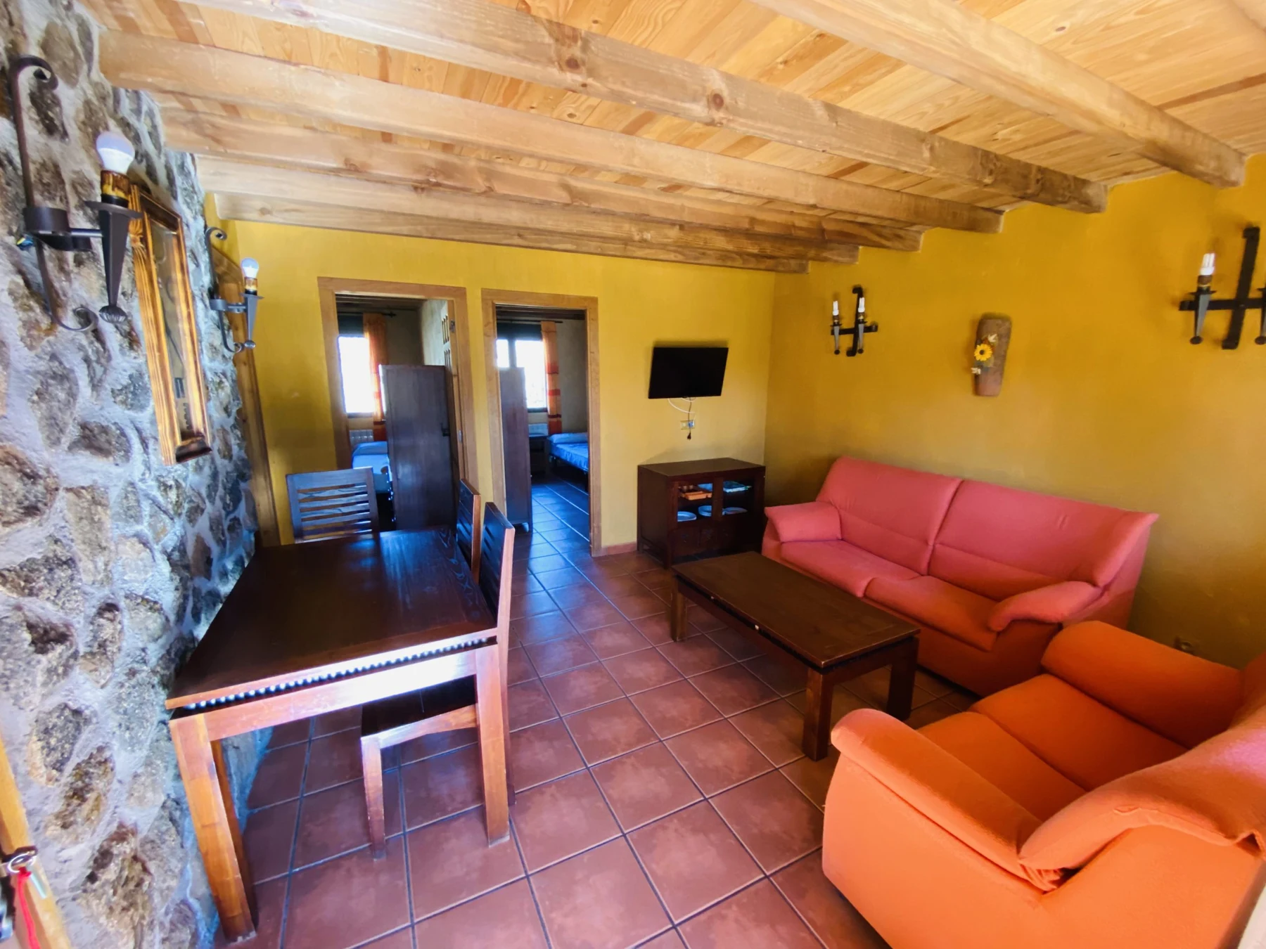 Salón de un apartamento · Albergue y Apartamentos Rurales San Antón