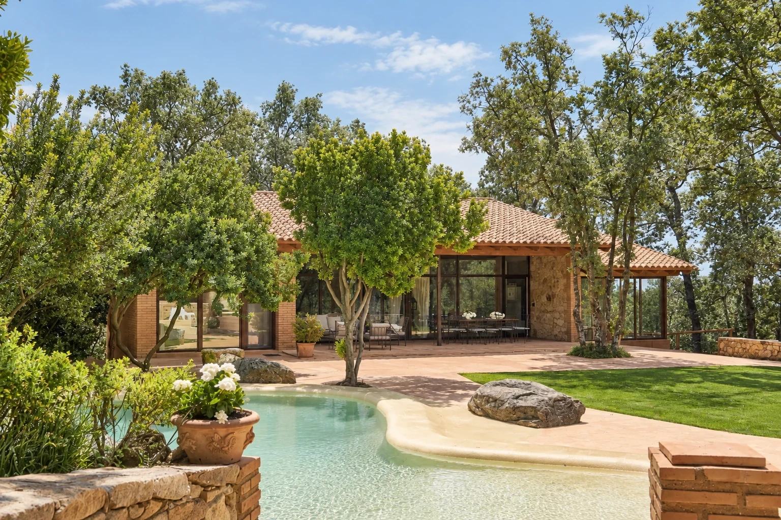 Villa El Bosque: exterior y piscina · El Escondite de Pedro Malillo