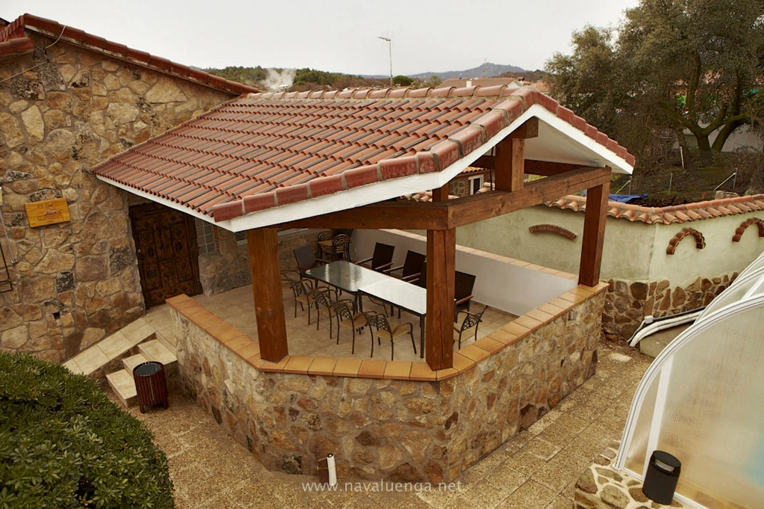 Exterior de La Encinilla · La Encinilla y El Mirador de la Fortaleza