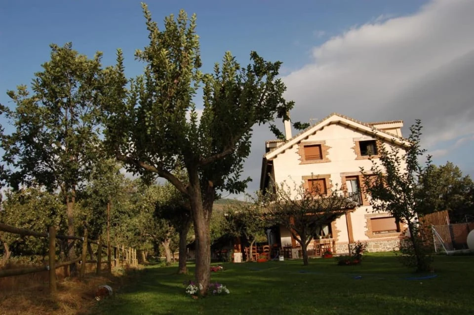 Fachada y jardín · Hotel Rural La Galamperna