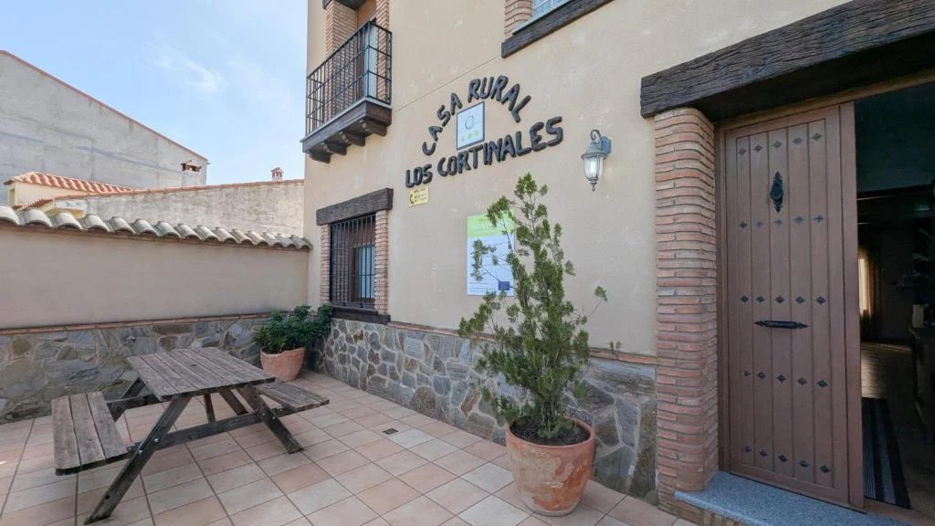 Fachada y patio · Los Cortinales