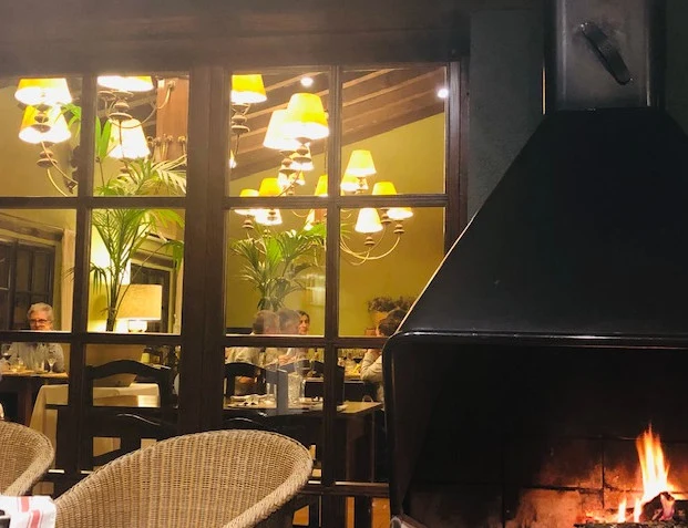 Salón con chimenea · Can Barrina