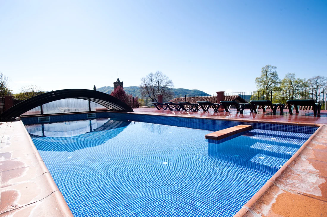 Piscina con cubierta retráctil · Can Cisquet