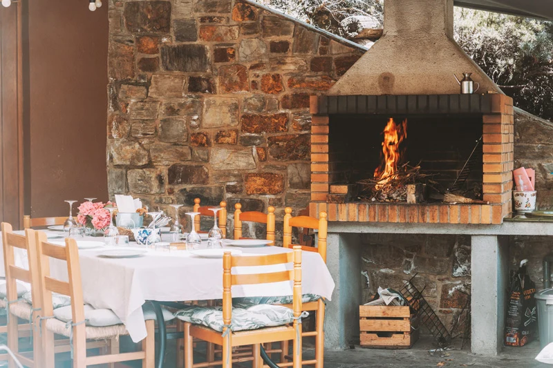 Casa Gran · salón con chimenea · El Porxo de Can Baixeres