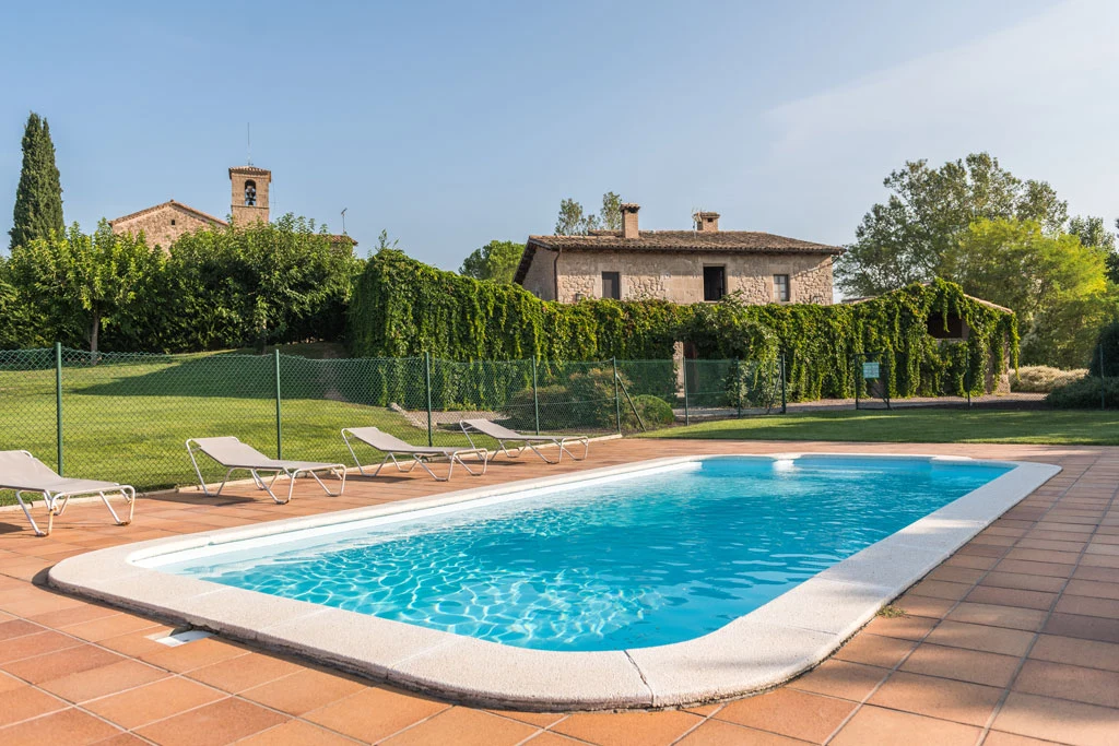 Piscina y masía · La Casagran