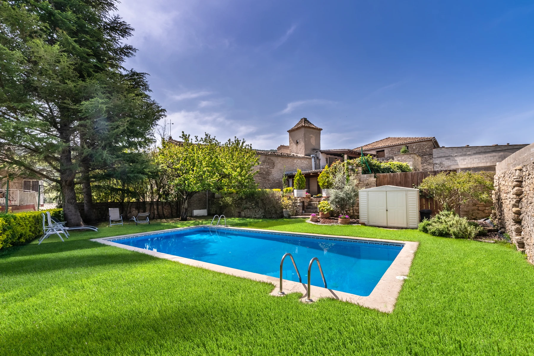 Piscina y jardín · La Rectoría de Clariana