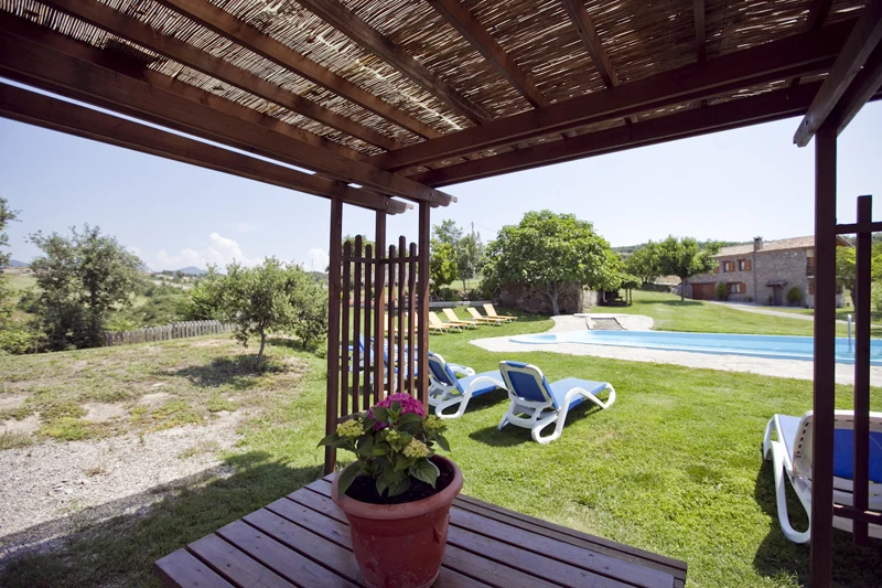 Porche y piscina · Les Cases