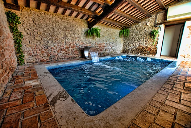 Piscina interior climatizada · Mas Bardolet