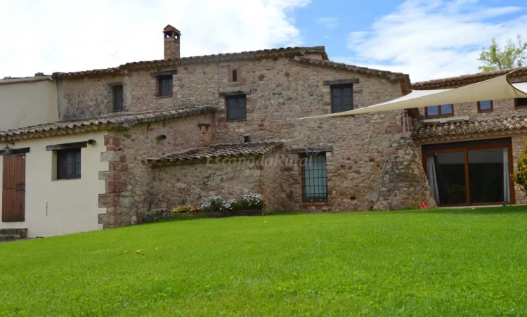 Fachada y jardín · Masia Sapera