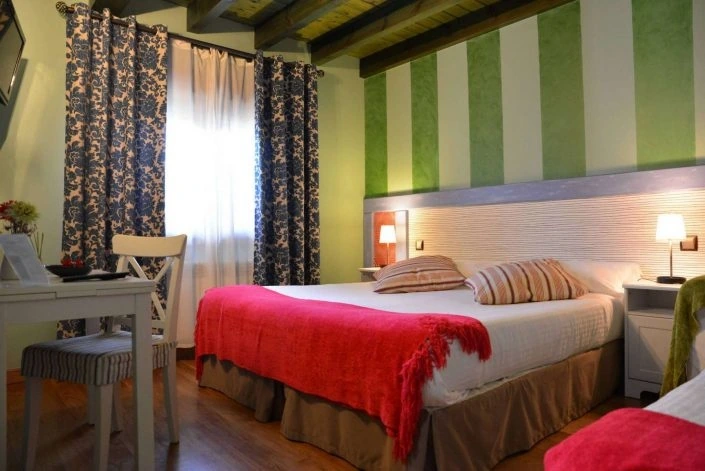 Habitación con cama de matrimonio · Casa Bernabales