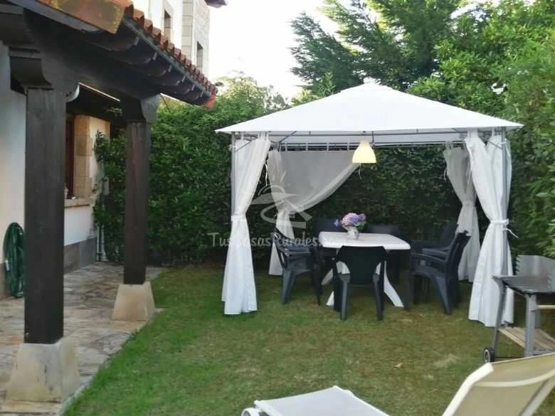 Jardín con cenador · Chalet Turístico Río Cubas
