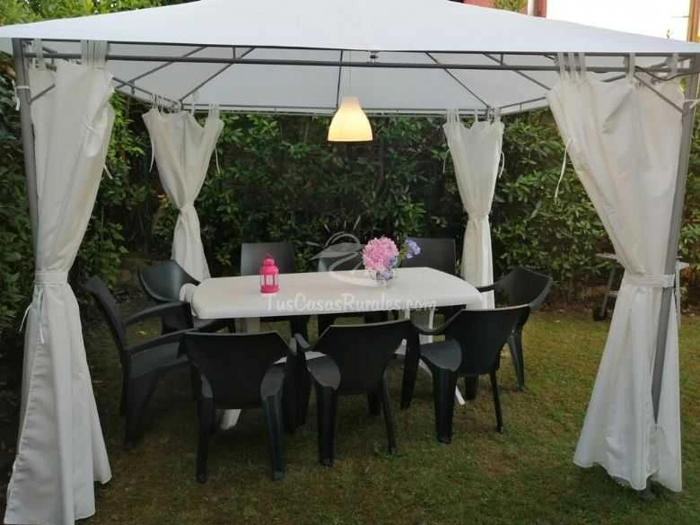 Mesa del cenador · Chalet Turístico Río Cubas