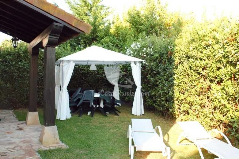 Jardín junto al chalet · Chalet Turístico Río Cubas