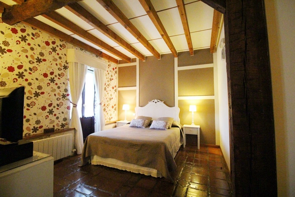 Habitación con cama de matrimonio · Posada La Llosa