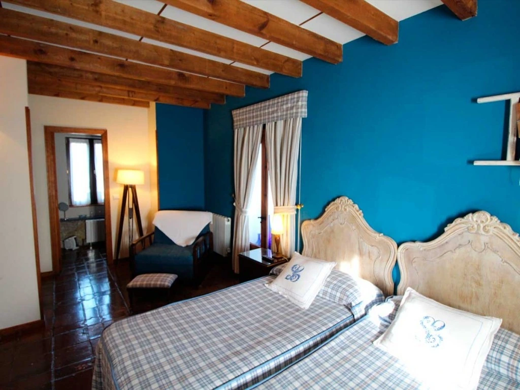 Habitación con paredes azules · Posada La Llosa