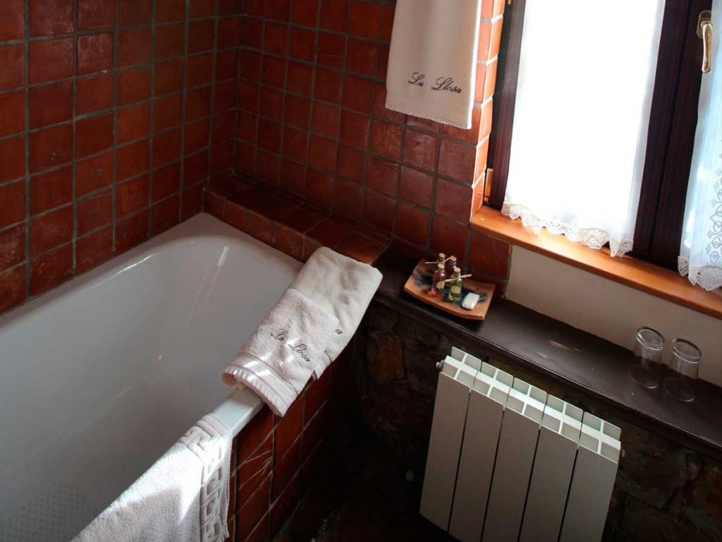 Baño con bañera · Posada La Llosa