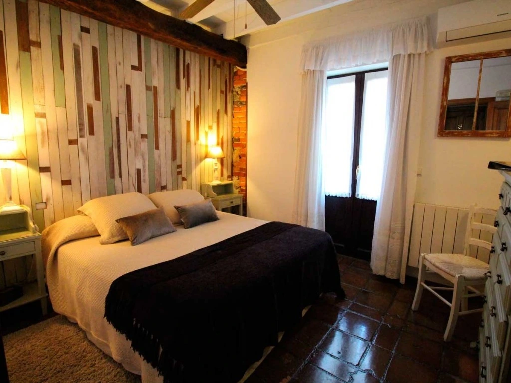 Habitación con paredes de piedra y madera · Posada La Llosa