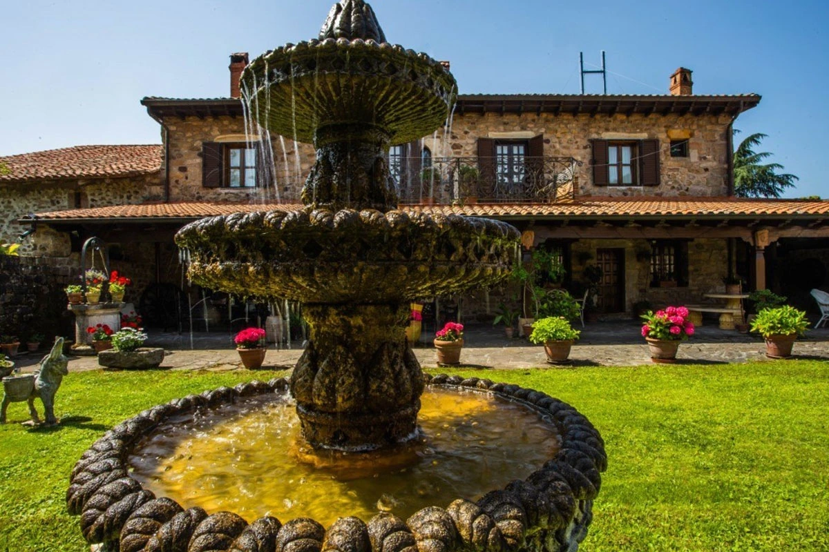 Jardín y fuente · Posada Real La Montañesa