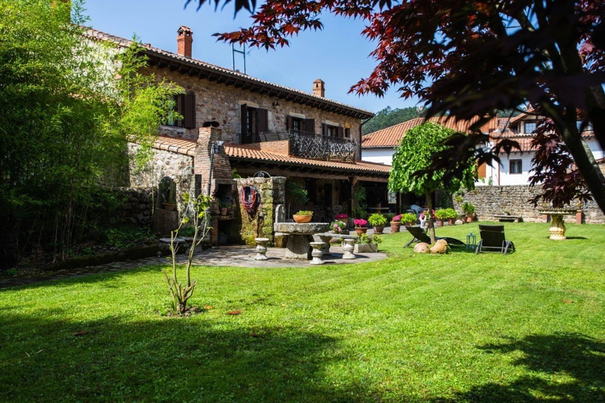 Jardín de la posada · Posada Real La Montañesa