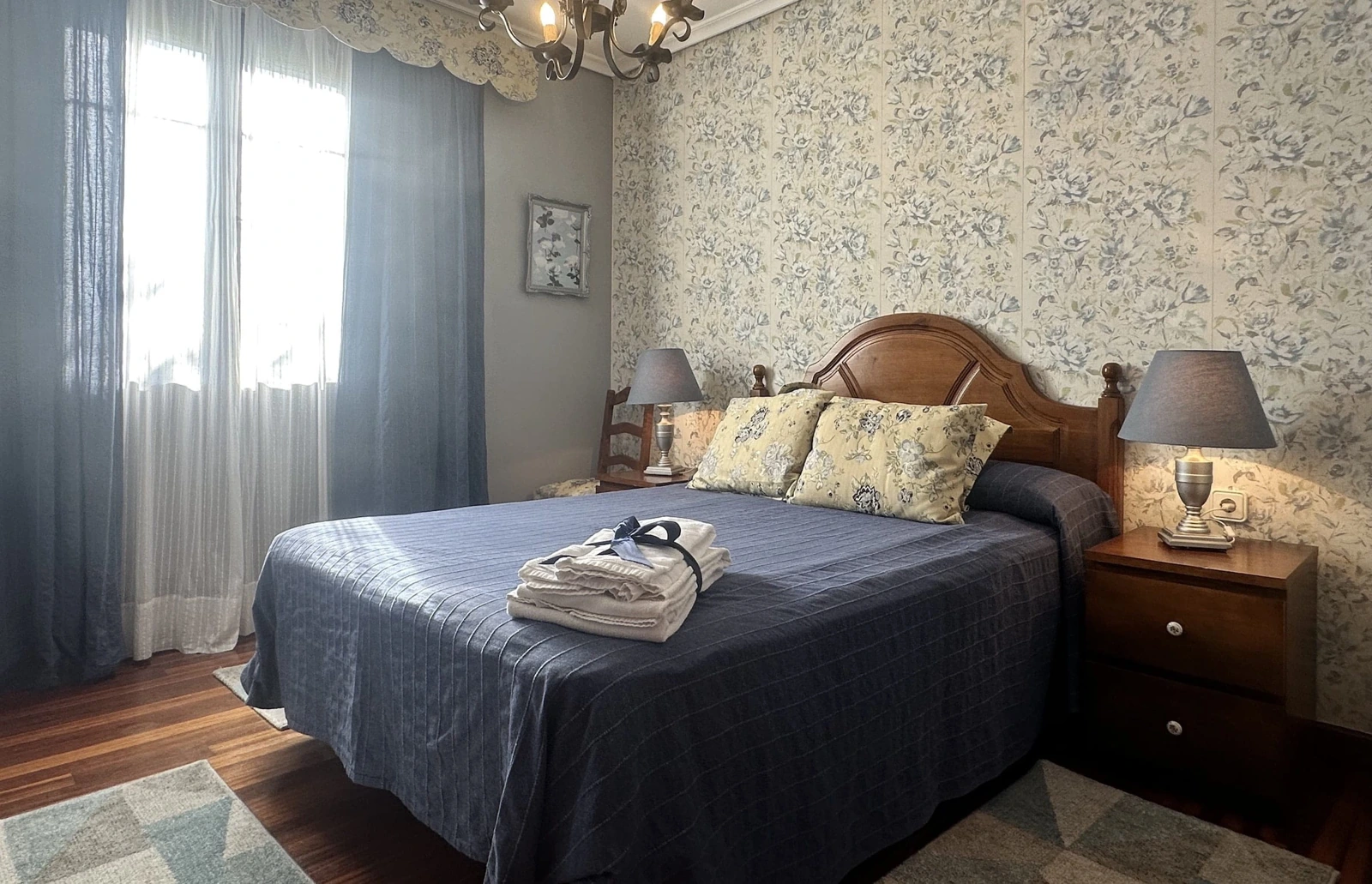 Habitación con cabecero de madera · Posada Río Cubas
