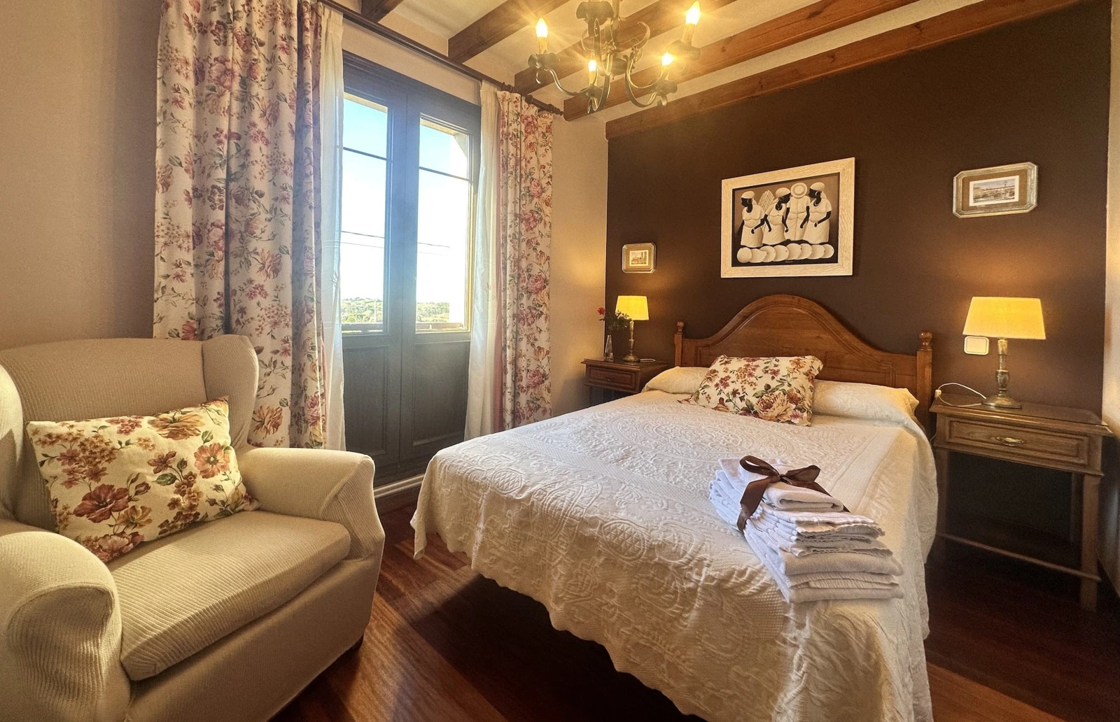 Habitación bajo vigas de madera · Posada Río Cubas