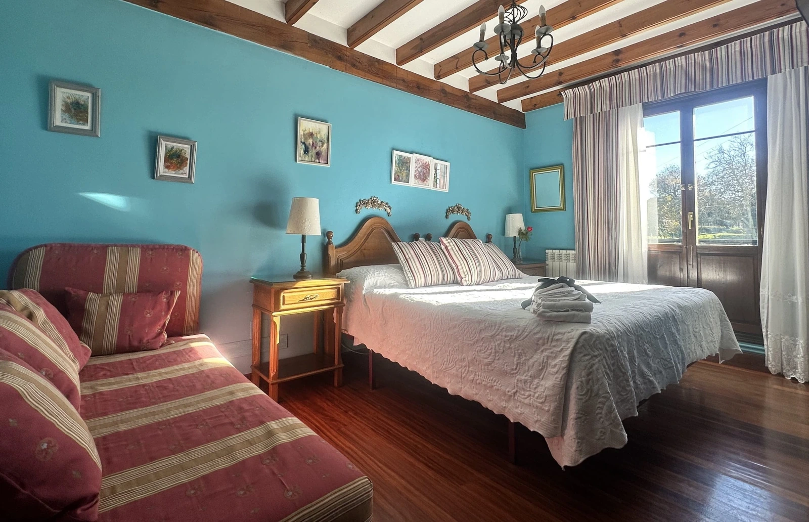 Habitación con paredes azules · Posada Río Cubas