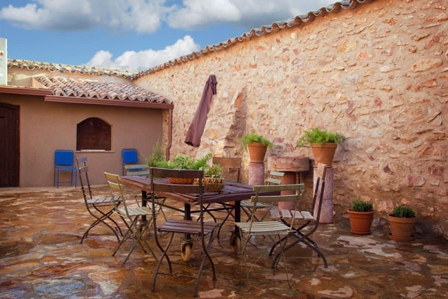 Patio con mesa y sillas · Casa Rural La Huerta El Bao