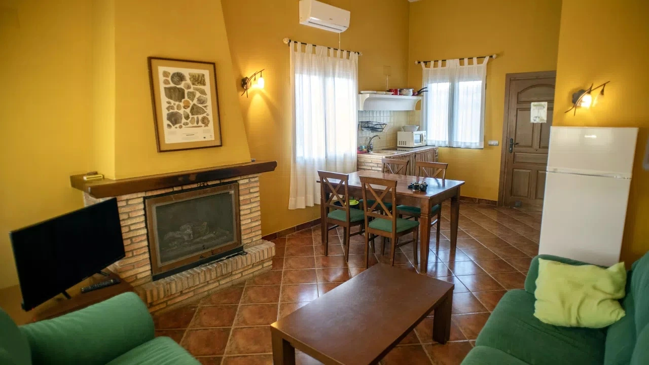 Salón comedor con chimenea · La Aldeílla