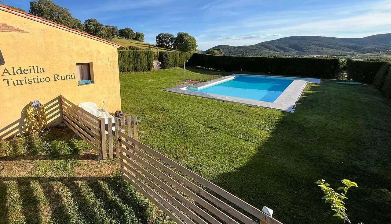 Piscina del alojamiento · La Aldeílla