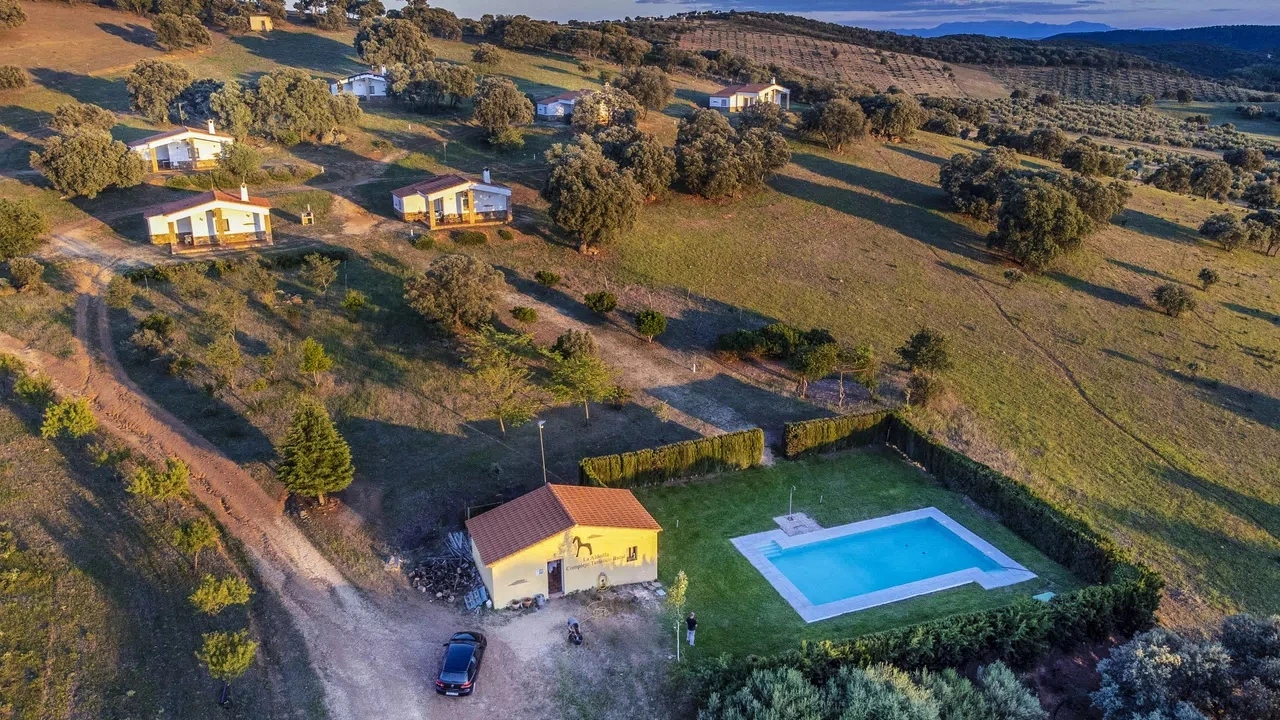 Vista aérea de las casas y la piscina · La Aldeílla