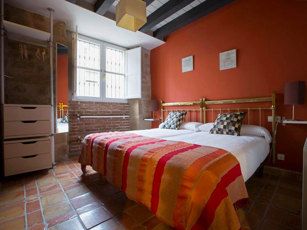 Habitación con cama de matrimonio · Apartamentos con Encanto Señorío de Haro